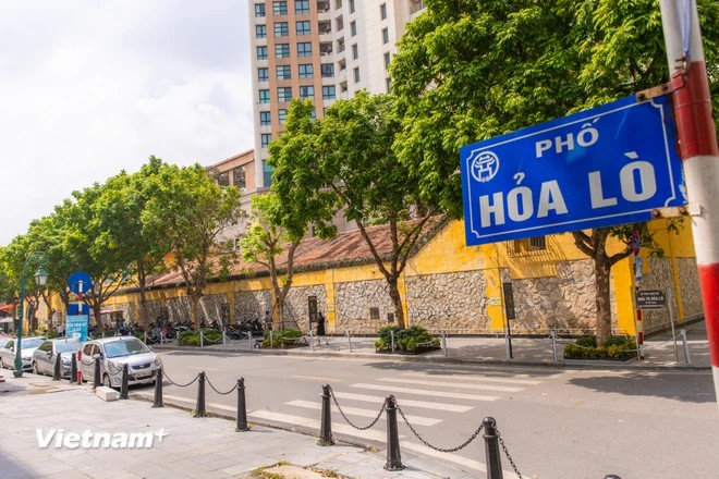 Al mencionar la calle Hoa Lo, la gente piensa inmediatamente en la prisión homónima, un famoso monumento histórico, que alguna vez fue un lugar donde muchos soldados revolucionarios y prisioneros políticos fueron detenidos durante el período colonial francés. Hoy en día, este lugar se ha convertido en un museo viviente, que ayuda a los visitantes a comprender mejor la historia y los años heroicos de la nación. (Foto: Vietnam+)