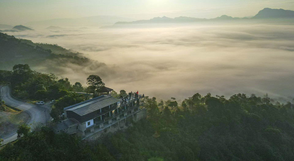 Mar de nubes flotantes en el paso Tang Qua. (Foto: VNA)