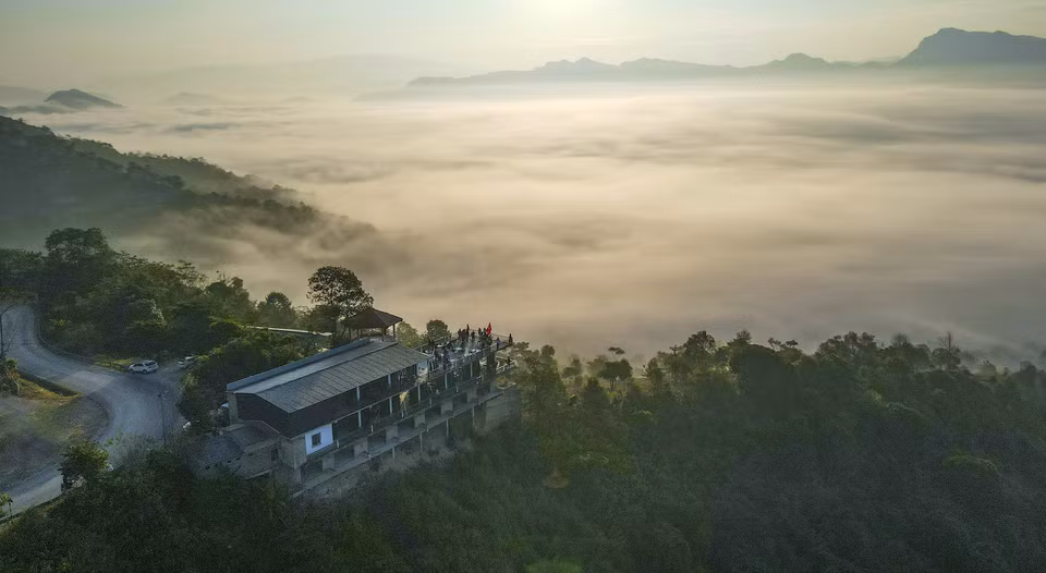 Mar de nubes flotantes en el paso Tang Qua. (Foto: VNA)