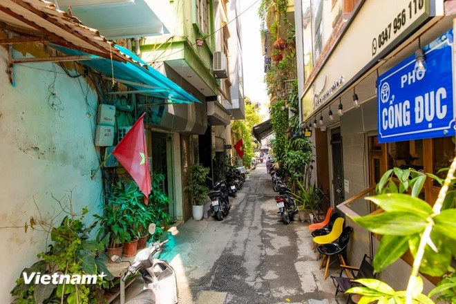 Ubicada en el barrio de Hoan Kiem, la calle Cong Duc es también una de las vías pequeñas y poco conocidas de Hanoi. Aunque es estrecha y corta, tiene su propio encanto, siendo una de las piezas que crean una imagen diversa de las calles capitalinas. (Foto: Vietnam+)