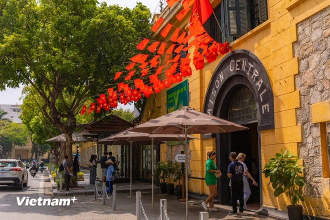 La prisión de Hoa Lo se ha convertido en un destino turístico atractivo tanto para los turistas nacionales como para los extranjeros. (Foto: Vietnam+)