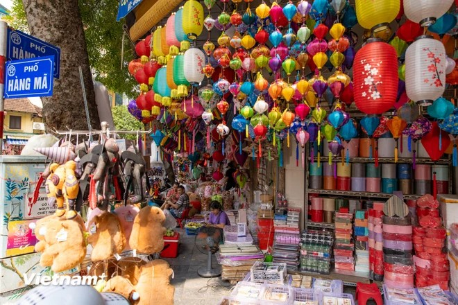 La calle Hang Ma no es sólo un lugar que atrae a los residentes de Hanoi sino también un destino atractivo para los turistas, especialmente durante los días feriados. Miles de productos coloridos expuestos a ambos lados de la calle crean una atmósfera alegre y vibrante. (Foto: Vietnam+)