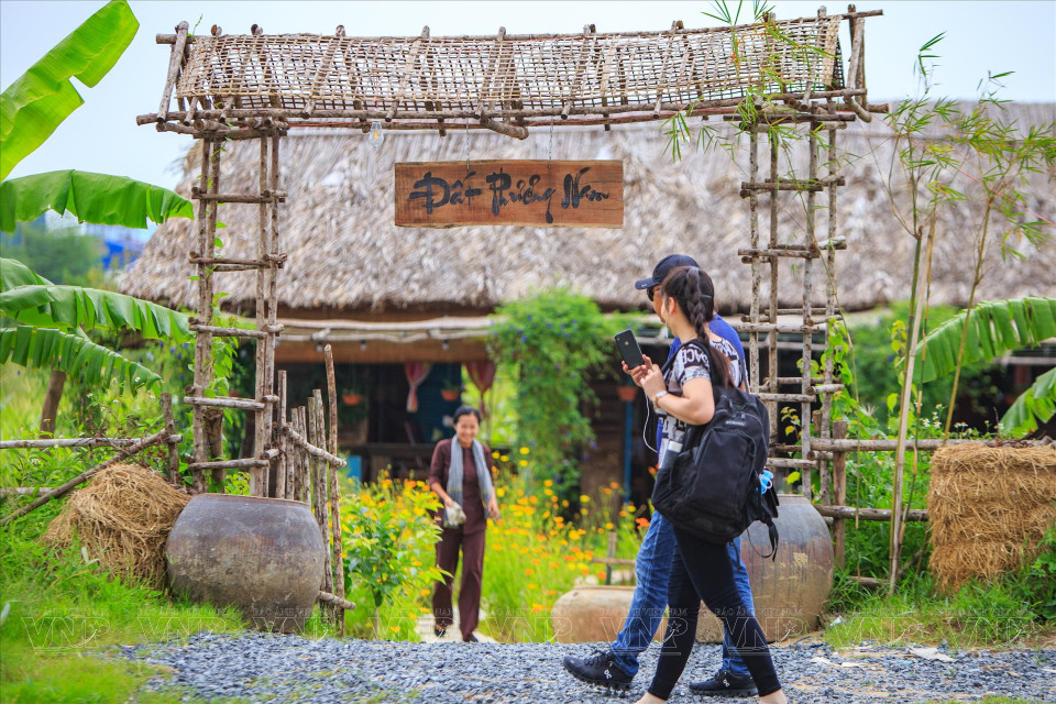 Los turistas visitan la granja Dat Phuong Nam. (Foto: VNA)