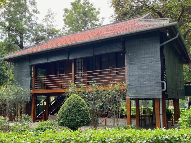 La casa sobre pilotes del Tío Ho en el Palacio Presidencial fue el lugar donde vivió durante 15 años consecutivos, de 1954 a 1969. Después de su fallecimiento, este sitio se conservó intacto y se convirtió en una atracción turística para todas las personas que visitan el Mausoleo de Ho Chi Minh. Foto: Vietnam+