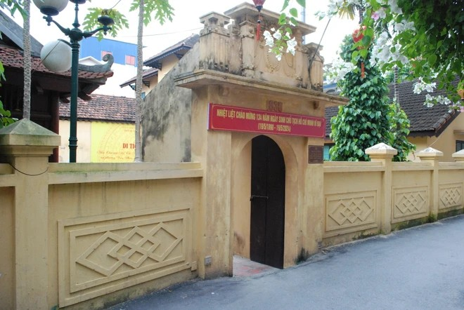 Situada a orillas del río Nhue, a más de 10 km del centro de la ciudad de Hanoi, la aldea de Van Phuc (Ha Dong) no sólo es famosa por el tejido tradicional de seda, sino también por ser una tierra rica en tradiciones revolucionarias. Aquí se encuentra un vestigio donde el Presidente Ho Chi Minh escribió el “Llamamiento a la Resistencia Nacional" el 19 de diciembre de 1946. Foto: Vietnam+
