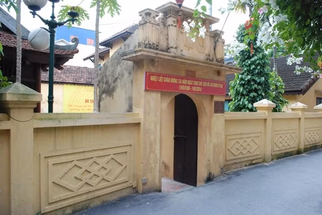 Situada a orillas del río Nhue, a más de 10 km del centro de la ciudad de Hanoi, la aldea de Van Phuc (Ha Dong) no sólo es famosa por el tejido tradicional de seda, sino también por ser una tierra rica en tradiciones revolucionarias. Aquí se encuentra un vestigio donde el Presidente Ho Chi Minh escribió el “Llamamiento a la Resistencia Nacional" el 19 de diciembre de 1946. Foto: Vietnam+