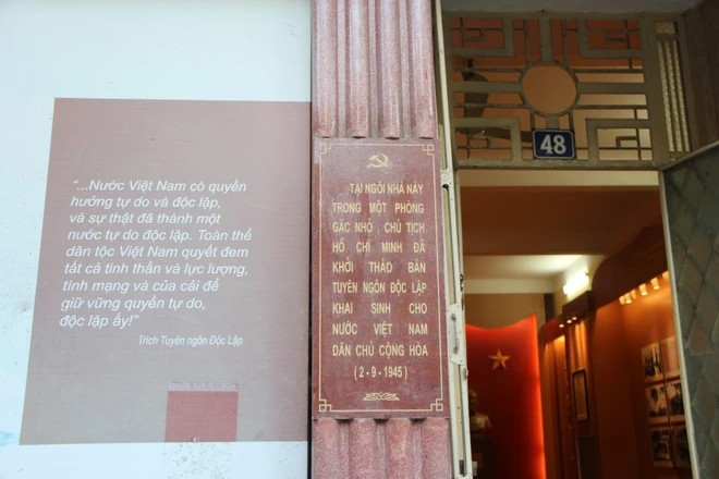 La casa No. 48 en la calle Hang Ngang está situada en el casco antiguo de Hanoi. Aquí, en 1945, el Presidente Ho Chi Minh redactó la Declaración de la Independencia que dio nacimiento a la República Democrática de Vietnam (ahora República Socialista de Vietnam). La casa es propiedad de Trinh Van Bo y Hoang Thi Minh Ho, famosos y ricos comerciantes de seda. Foto: Vietnam+