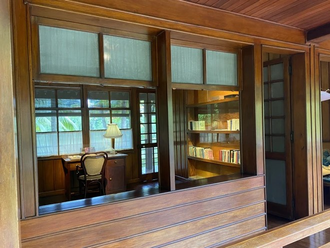 Esta es la única casa hecha de madera con un estilo arquitectónico completamente diferente de los edificios franceses circundantes, pero está en armonía con las flores y los árboles del jardín. Foto: Vietnam+