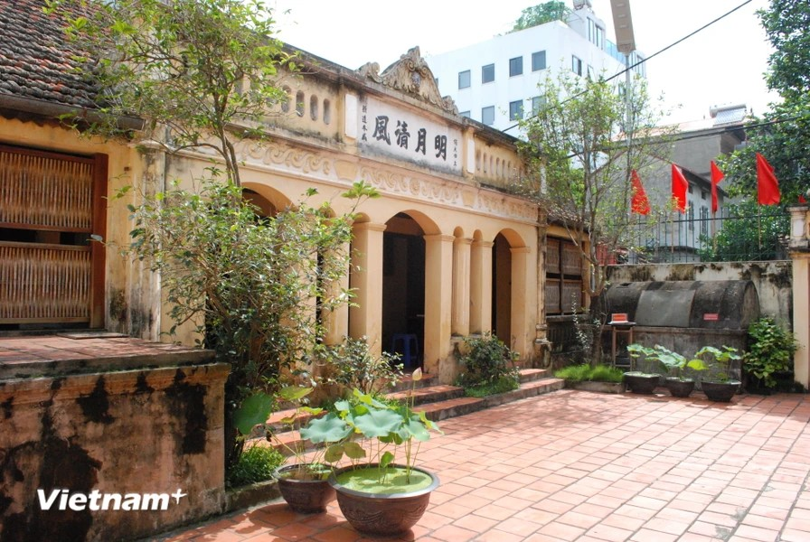 La casa de Nguyen Thi An (callejón 319 de An Duong Vuong, en el distrito de Tay Ho) fue el primer lugar donde vivió y trabajó el Tío Ho (como lo llama cariñosamente el pueblo vietnamita) cuando regresó de la zona de resistencia de Viet Bac. Del 23 al 25 de agosto de 1945, trabajó con los camaradas Truong Chinh, Vo Nguyen Giap y Tran Dang Ninh, entre otros, sobre los resultados del Levantamiento General en todo el país y se preparó para el día de la declaración de independencia. Foto: Vietnam+