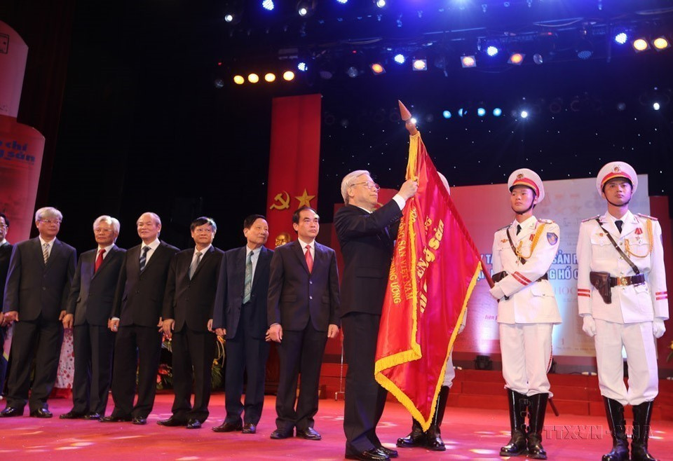 El secretario general Nguyen Phu Trong entregó la Orden Ho Chi Minh a la Revista Comunista en el 85° aniversario de su fundación (Hanoi, el 4 de agosto de 2015). (Fuente: VNA)