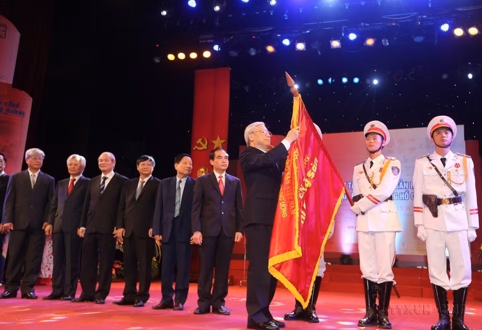 El secretario general Nguyen Phu Trong entregó la Orden Ho Chi Minh a la Revista Comunista en el 85° aniversario de su fundación (Hanoi, el 4 de agosto de 2015). (Fuente: VNA)