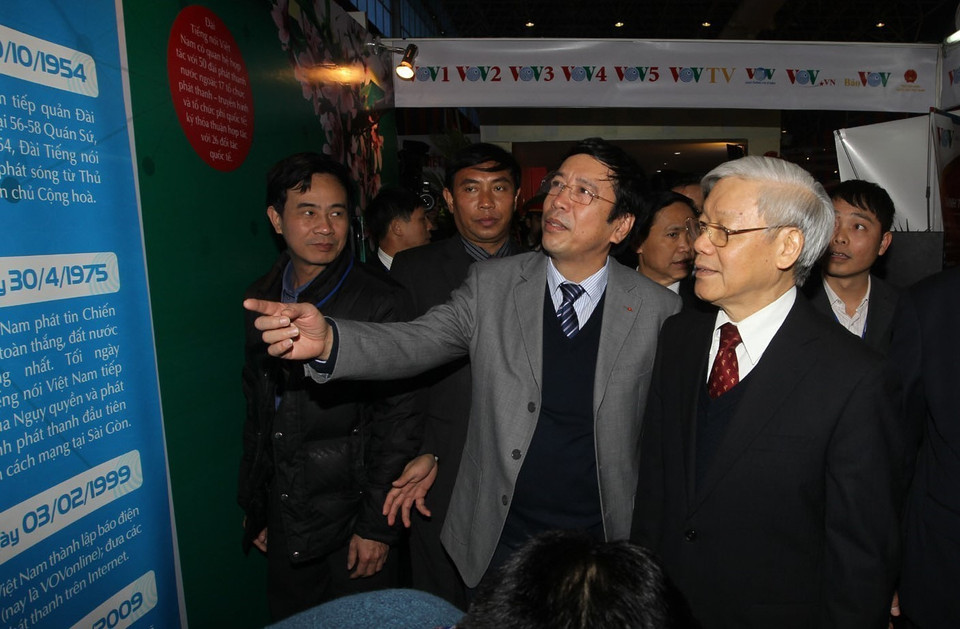 El secretario general del PCV, Nguyen Phu Trong, visitó el stand de publicaciones de la Voz de Vietnam en la Conferencia de Prensa Nacional de Primavera de 2015. (Fuente: VNA)