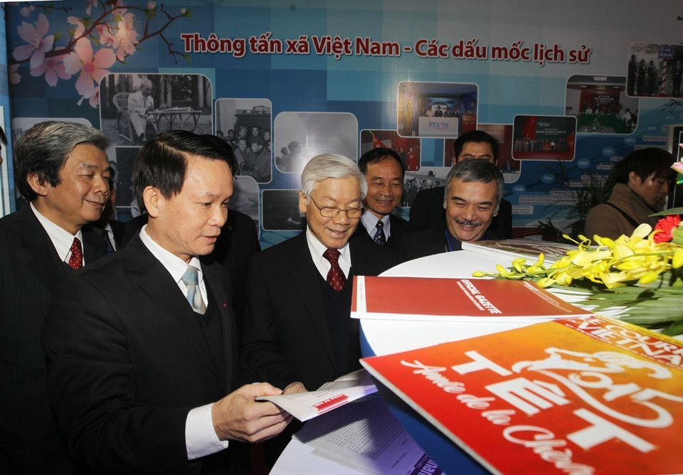 El secretario general del PCV, Nguyen Phu Trong, visitó el pabellón de publicaciones de prensa de la Agencia Vietnamita de Noticias en la Conferencia de Prensa de Primavera de 2015. (Fuente: VNA)