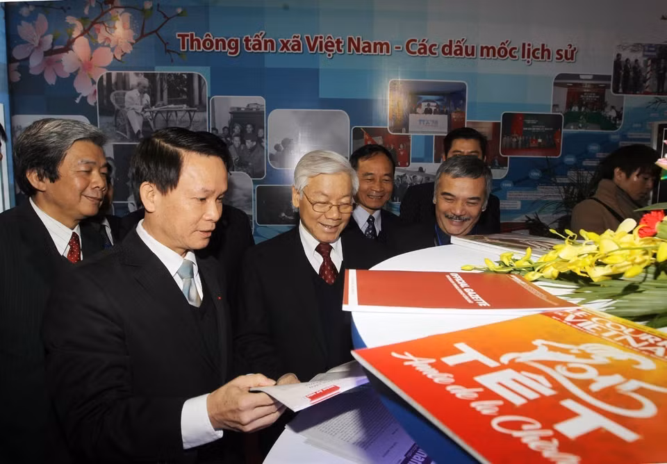 El secretario general del PCV, Nguyen Phu Trong, visitó el pabellón de publicaciones de prensa de la Agencia Vietnamita de Noticias en la Conferencia de Prensa de Primavera de 2015. (Fuente: VNA)
