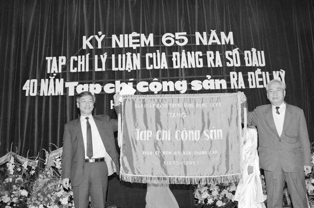 El editor en jefe de la Revista Comunista, Nguyen Phu Trong, recibió el estandarte glorioso entregada a la entidad por el Comité Central del Partido Comunista en el 65º Aniversario de su fundación (15 de diciembre de 1995). (Fuente: VNA)