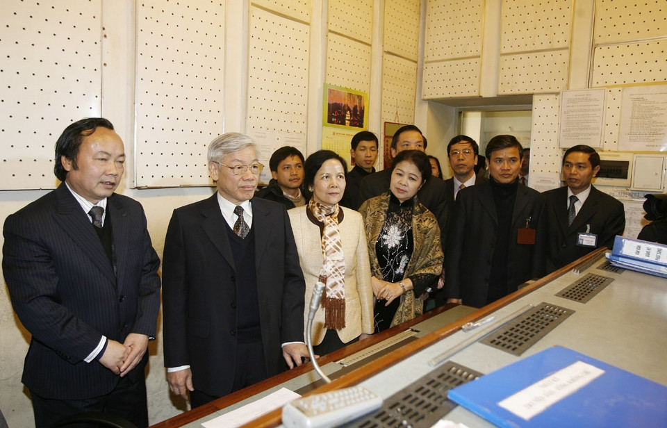 El presidente de la Asamblea Nacional de Vietnam, Nguyen Phu Trong, visitó la sala de transmisión de la radio y televisión de Hanoi (Hanoi, el 29 de enero de 2009). (Fuente: VNA)