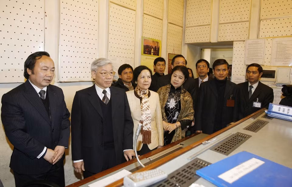 El presidente de la Asamblea Nacional de Vietnam, Nguyen Phu Trong, visitó la sala de transmisión de la radio y televisión de Hanoi (Hanoi, el 29 de enero de 2009). (Fuente: VNA)