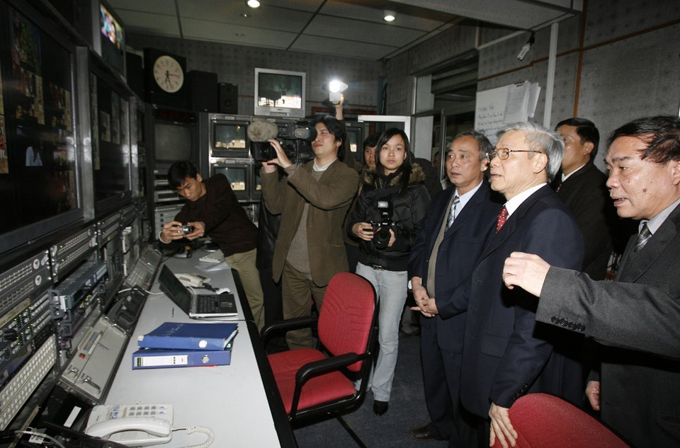 El presidente de la Asamblea Nacional de Vietnam, Nguyen Phu Trong, visitó el Centro Técnico de Producción de Programas de la Televisión de Vietnam (Hanoi, el 6 de febrero de 2008). (Fuente: VNA)