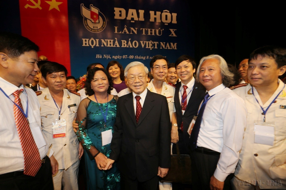 El secretario general Nguyen Phu Trong con los delegados que asistieron al X Congreso Nacional de la Asociación de Periodistas de Vietnam, período 2015-2020. (Fuente: VNA)