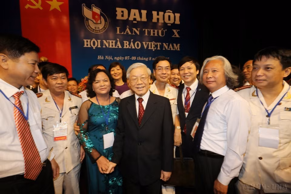 El secretario general Nguyen Phu Trong con los delegados que asistieron al X Congreso Nacional de la Asociación de Periodistas de Vietnam, período 2015-2020. (Fuente: VNA)