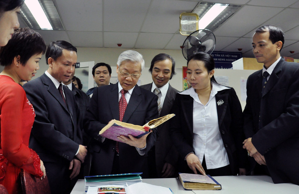 El secretario general Nguyen Phu Trong visitó el Departamento Editorial de Fotografía de la Agencia Vietnamita de Noticias en ocasión del Nuevo Año Lunar 2012. (Fuente: VNA)