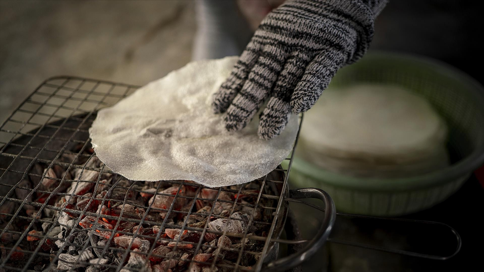 El “Banh dap” también se elabora a partir de este tipo de pastel, pero con la diferencia de que, cuando el “Banh uot” aún está caliente, se le coloca una capa de arroz crujiente encima, luego se tuesta hasta quedar crujiente, se dobla y se disfruta. (Foto: VNA)