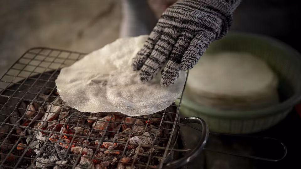 El “Banh dap” también se elabora a partir de este tipo de pastel, pero con la diferencia de que, cuando el “Banh uot” aún está caliente, se le coloca una capa de arroz crujiente encima, luego se tuesta hasta quedar crujiente, se dobla y se disfruta. (Foto: VNA)