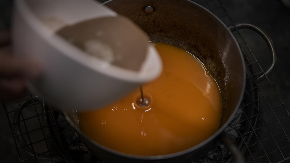 El proceso de preparación de salsa para el “Banh dap”. (Foto: VNA)