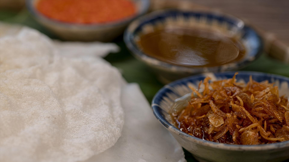 La crujiente capa de papel de arroz, junto con la suavidad del “Banh uot” y el rico gusto de la salsa de pescado sazonada, te dejará una memoria imborrable del sabor característico de la región central de Vietnam. (Foto: VNA)