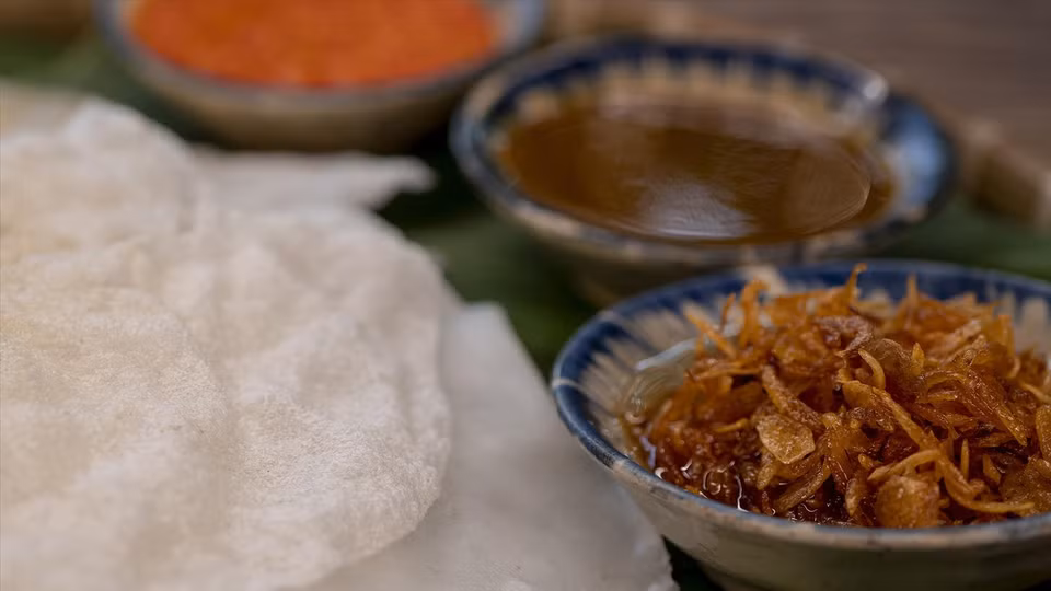La crujiente capa de papel de arroz, junto con la suavidad del “Banh uot” y el rico gusto de la salsa de pescado sazonada, te dejará una memoria imborrable del sabor característico de la región central de Vietnam. (Foto: VNA)