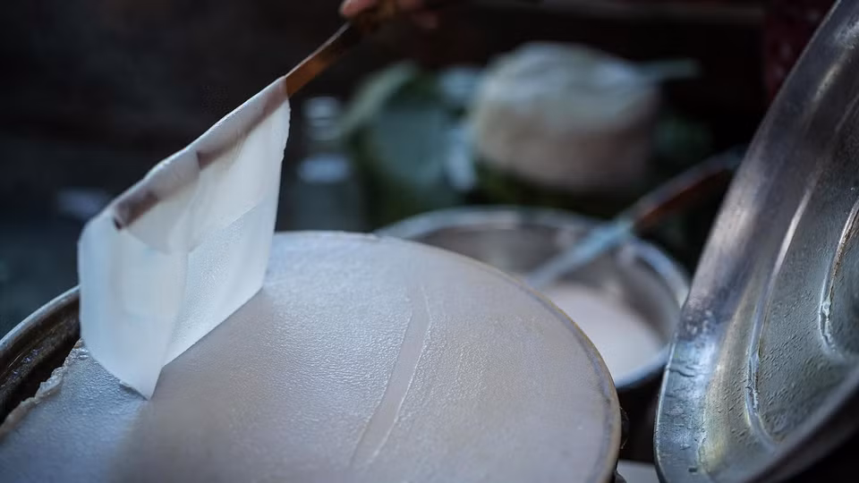 Para todos los residentes de la región central, “Banh uot” (panqueque de arroz fino al vapor) es bien conocido. (Foto: VNA)