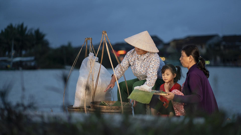 “Banh dap”, una fina combinación de papel de arroz tostado y tortita de arroz al vapor, es un plato asociado a la historia y las tradiciones de los pobladores de Hoi An. (Foto: VNA)