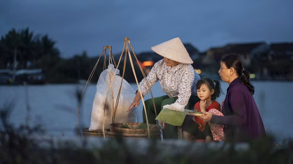 “Banh dap”, una fina combinación de papel de arroz tostado y tortita de arroz al vapor, es un plato asociado a la historia y las tradiciones de los pobladores de Hoi An. (Foto: VNA)