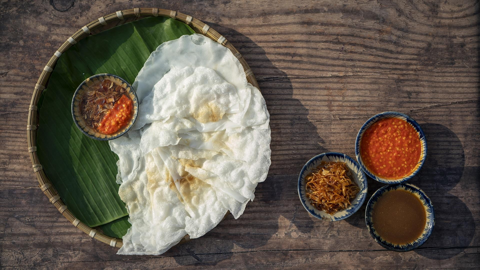 El “Banh dap” de Hoi An es tan sencillo que se puede encontrar en todos los rincones de la ciudad, desde tiendas a lo largo de la carretera o en callejones, hasta vendedores ambulantes que lo ofrecen en pequeñas cestas en las calles rurales y en las esquinas. (Foto: VNA)