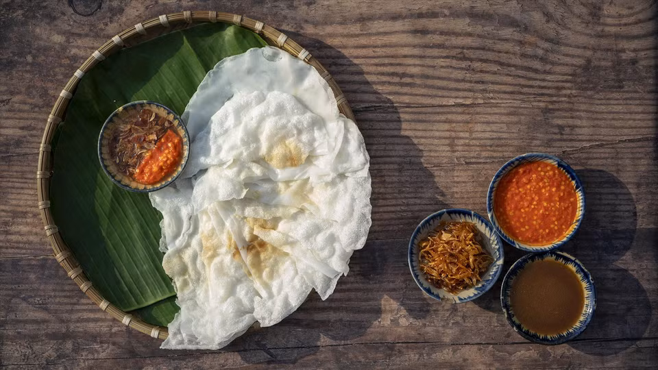 El “Banh dap” de Hoi An es tan sencillo que se puede encontrar en todos los rincones de la ciudad, desde tiendas a lo largo de la carretera o en callejones, hasta vendedores ambulantes que lo ofrecen en pequeñas cestas en las calles rurales y en las esquinas. (Foto: VNA)