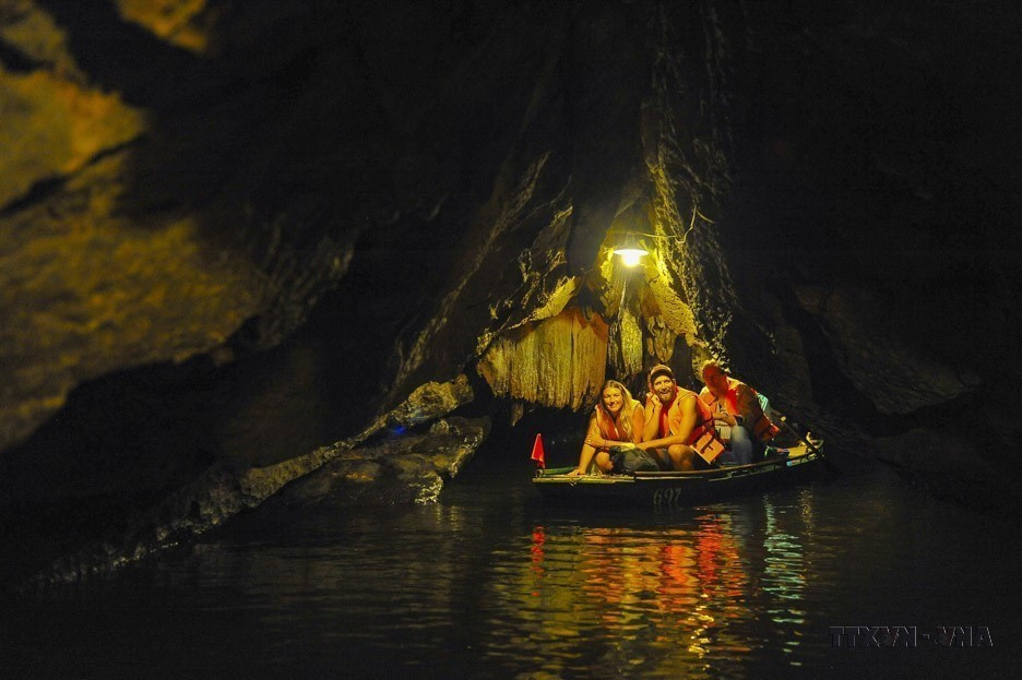 El Complejo Paisajístico Escénico de Trang An fue reconocido por la UNESCO en 2014 como el único sitio de patrimonio mixto en Vietnam y el Sudeste Asiático, y uno de los 38 de su tipo reconocidos en el mundo. En la foto: los turistas internacionales disfrutan visitando las cuevas de Trang An. Fuente: VNA