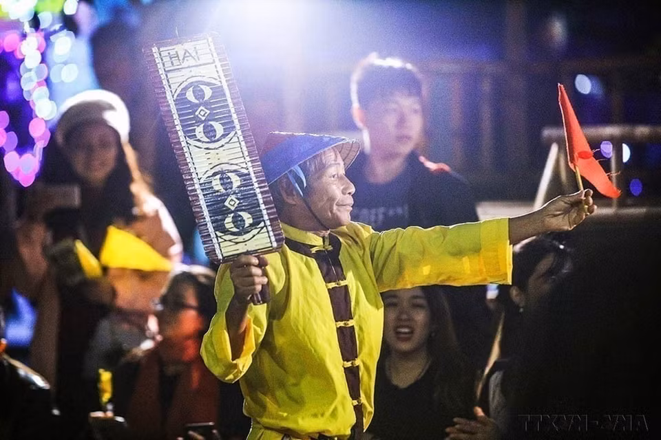 El canto Bai Choi, Patrimonio Cultural Inmaterial de la Humanidad, se celebra todas las noches en Hoi An para atender a los turistas durante la temporada alta. Fuente: VNA