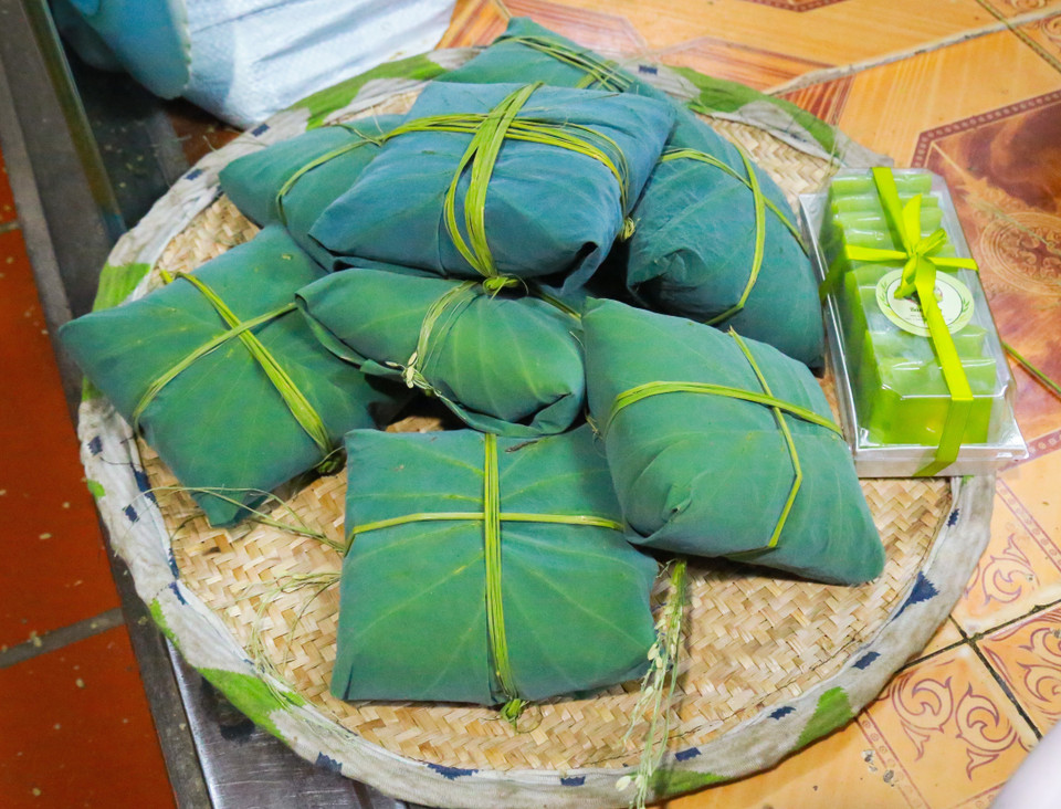 Los granos de arroz verde se envuelven meticulosamente en hojas de loto y se atan con tiras antes de ser entregados al comprador. Foto: Quynh Anh/VNA