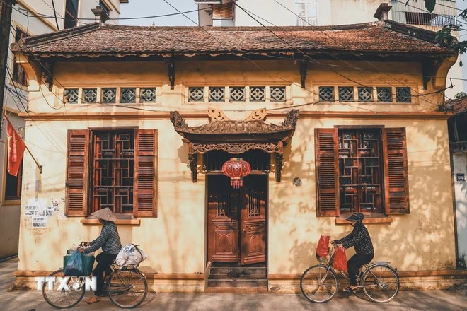 En los años 1990, el pueblo de Cu Da tenía 255 casas antiguas, de las cuales entre 15 y 20 eran de arquitectura francesa, el resto eran de estilo antiguo vietnamita. A través del proceso de desarrollo urbano, este número ha disminuido significativamente, quedando alrededor de 55 casas antiguas. (Foto: VNA)