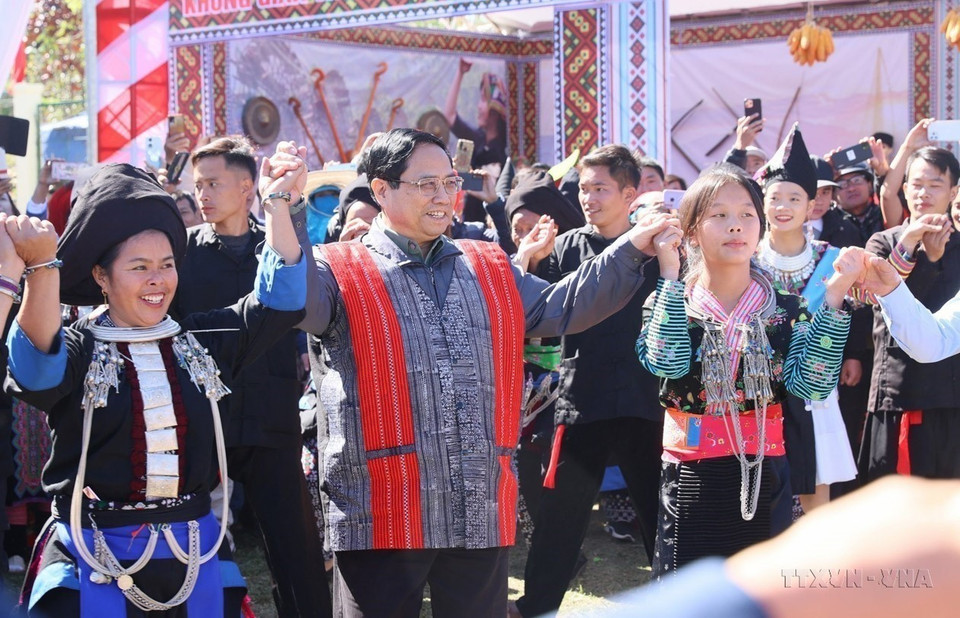 El primer ministro Pham Minh Chinh baila con personas de grupos étnicos durante la Fiesta de Gran Unidad Nacional en la comuna de Sa De Phin, distrito de Sin Ho, provincia de Lai Chau, el 18 de noviembre de 2023. (Fuente: VNA)