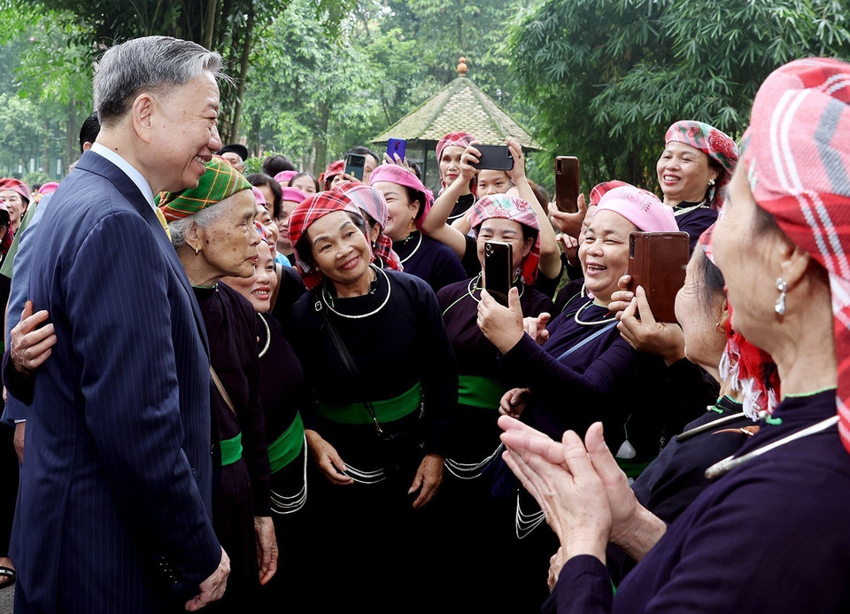 El presidente To Lam se reúne con pobladores en el sitio de reliquia del Presidente Ho Chi Minh en el Palacio Presidencial, el 23 de mayo de 2024. (Fuente: VNA)