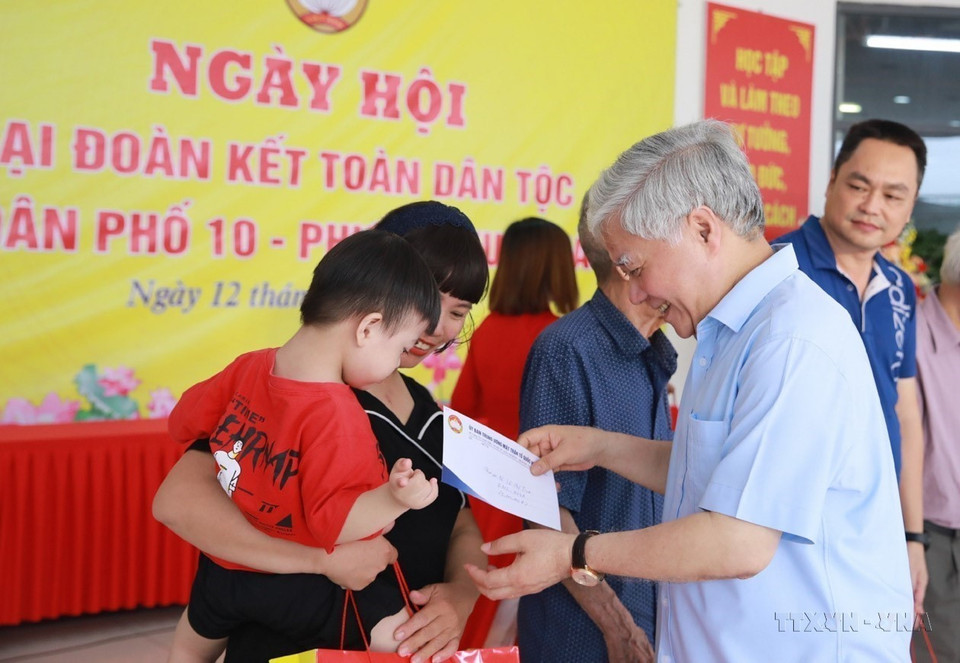 El secretario del Comité Central del Partido y presidente del Comité Central del Frente de la Patria de Vietnam, Do Van Chien, entrega obsequios a los hogares en la Fiesta de Gran Unidad Nacional, en el distrito de Xuan Tao (Bac Tu Liem, Hanoi), el 12 de noviembre de 2023. (Fuente: VNA)