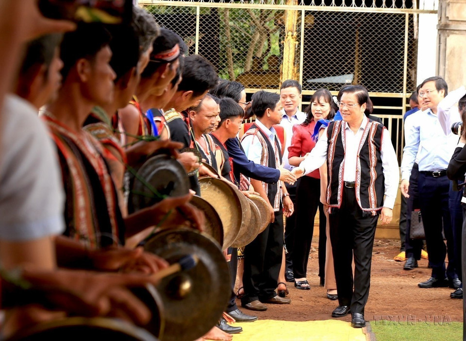 El secretario del Comité Central del Partido y jefe de su Comisión de Asuntos Interiores, Phan Dinh Trac, asiste a la Fiesta de Gran Unidad Nacional en la aldea de O, comuna de Ia Sao, distrito de Ia Grai, provincia de Gia Lai, el 16 de noviembre de 2023. (Fuente: VNA)