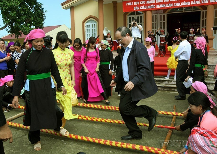 El presidente del Comité Central del Frente de la Patria de Vietnam, Nguyen Thien Nhan, baila alegremente con personas de minorías étnicas en la Fiesta de Gran Unidad Nacional en las zonas residenciales en la comuna de Hop Thanh, ciudad de Lao Cai, en 2015. (Fuente: VNA)