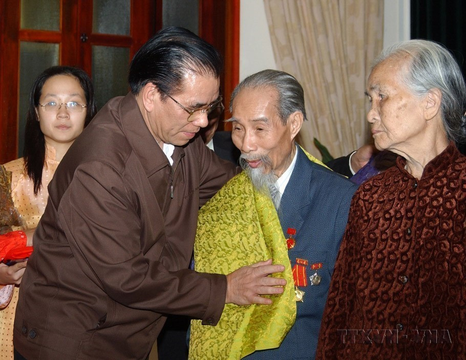 El secretario general del Partido Comunista, Nong Duc Manh, entrega regalos a los delegados de edad avanzada en la Fiesta de Gran Unidad Nacional en la zona residencial No. 7, distrito de Quan Thanh (Hanoi), el 16 de noviembre de 2008. (Fuente: VNA)
