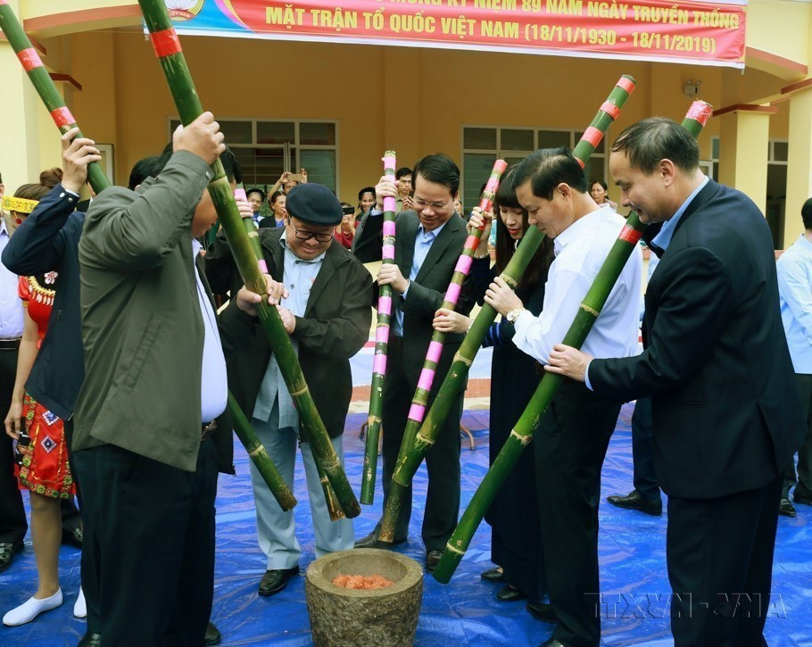 El presidente de la Unión de Agricultores de Vietnam, Thao Xuan Sung, se regocija con la gente de la zona residencial de Trung Thanh, comuna de Thuong Nung, distrito de Vo Nhai, provincia de Thai Nguyen, en la Fiesta de Gran Unidad Nacional 2019. (Fuente: VNA)