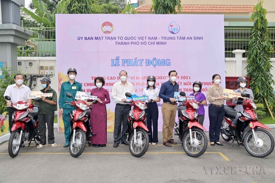 El Comité del Frente de la Patria de Vietnam de Ciudad Ho Chi Minh otorga medios de subsistencia a las personas en la ceremonia del lanzamiento del Mes “Para los pobres” en 2021. (Fuente: VNA)