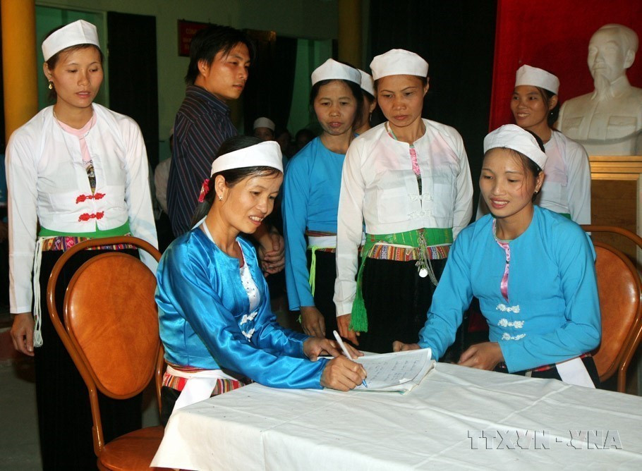 Representantes de familias de la zona residencial de Bai Bo 1 en la Fiesta de Gran Unidad Nacional en la comuna de Dung Phong, distrito de Cao Phong, provincia de Hoa Binh, en 2009. (Fuente: VNA)