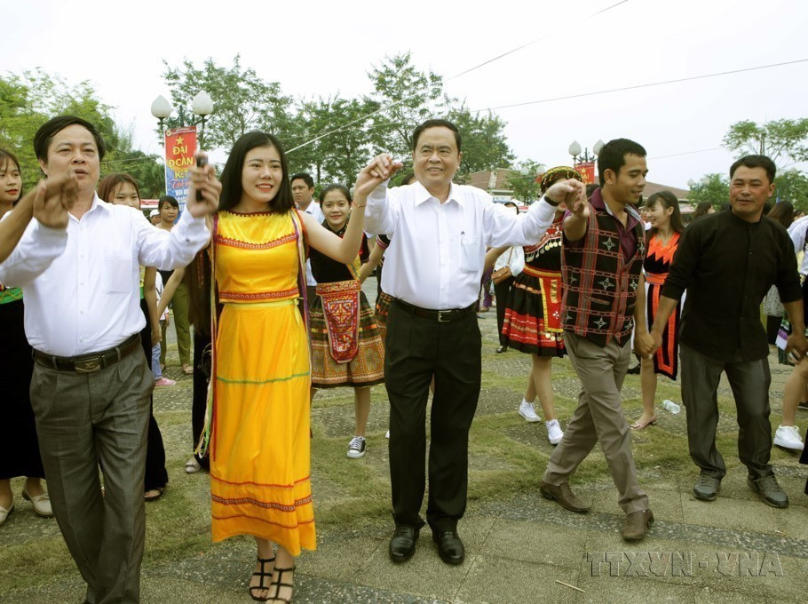 El presidente del Comité Central del Frente de la Patria de Vietnam, Tran Thanh Man, se reúne con personas de minorías étnicas en la Fiesta de Gran Unidad Nacional 2017. (Fuente: VNA)