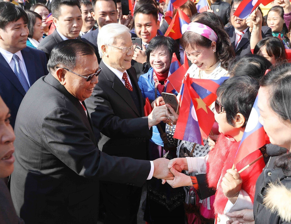 El secretario general Nguyen Phu Trong y el secretario general del PPRL y presidente de Laos, Bounnhang Vorachith, con los pobladores de Hanoi, el 19 de diciembre de 2017. Foto: Phuong Hoa - VNA